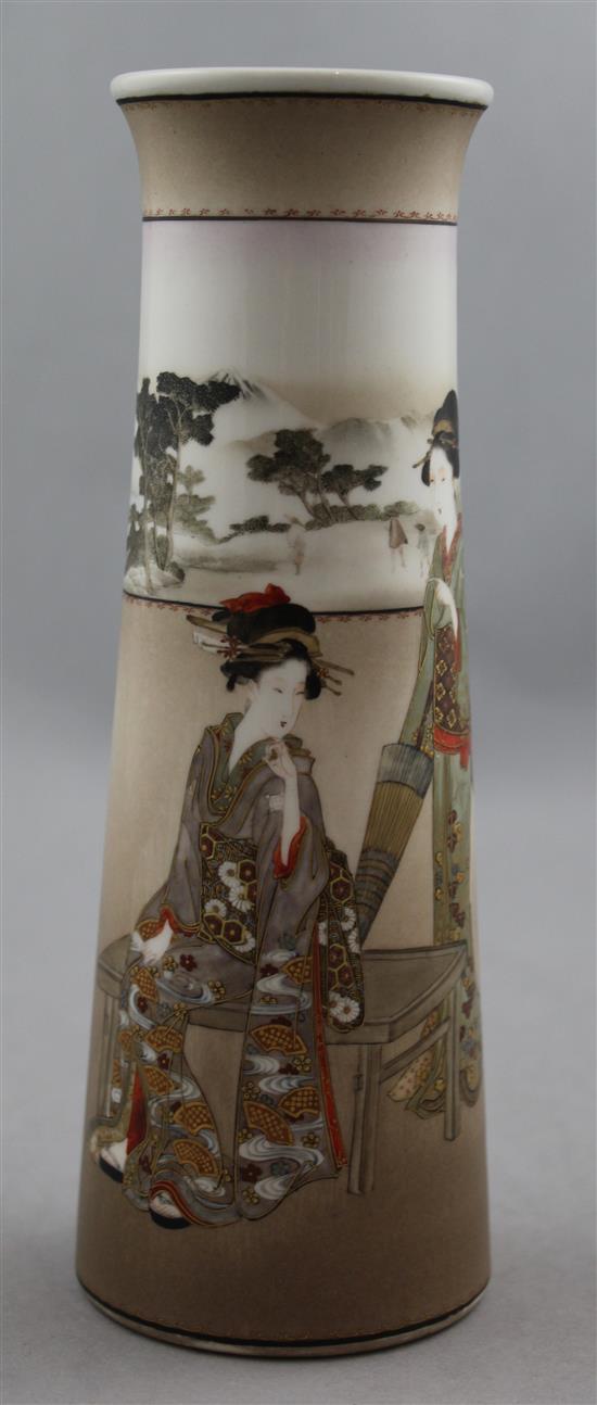 A Japanese porcelain vase by Kinkozan, Meiji period, 19cm